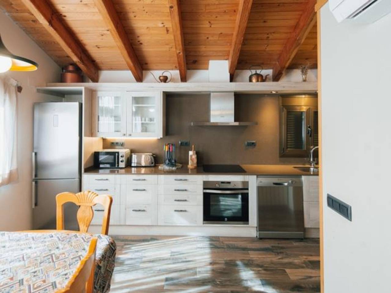 Entire apartment, Luxury 3-bedroom apartment in Montardit de Baix in Soriguera, Catalan Pyrenees