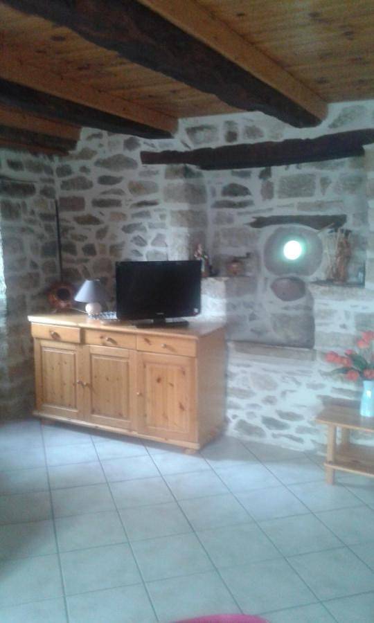 Location de vacances pour 4 personnes, avec vue ainsi que jardin et terrasse, animaux acceptés à Saint-Germain-du-Teil - 3