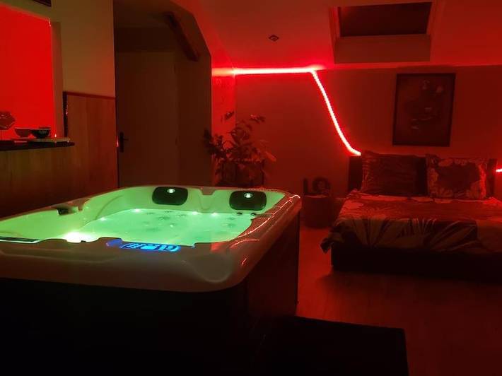 Gîte pour 2 personnes, avec jardin et jacuzzi à Montrevel-en-Bresse