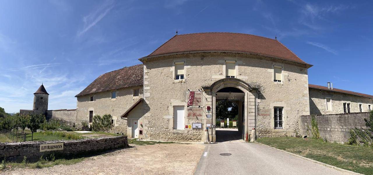 Les Dépendances du Château Chapeau Cornu in Vignieu, Région de La Tour-du-Pin