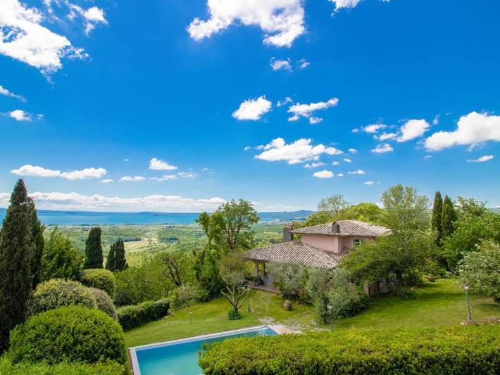 Ferienhaus für 7 Personen, mit Balkon und Whirlpool sowie Terrasse und Garten
