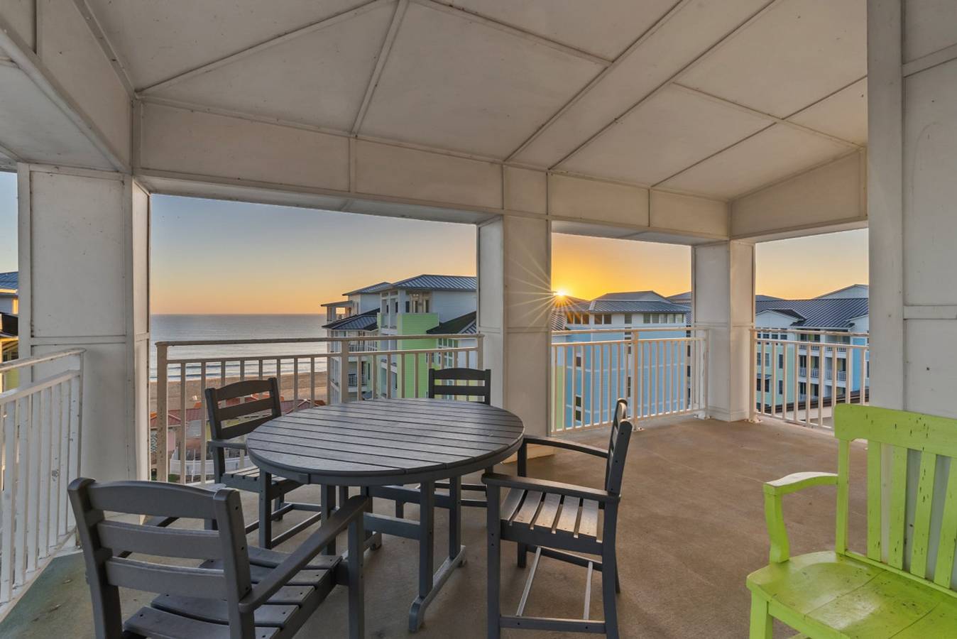 Entire apartment, Waterfront Penthouse! 4Bd/4Bth, 3000 sqft, 2 Decks in Virginia Beach