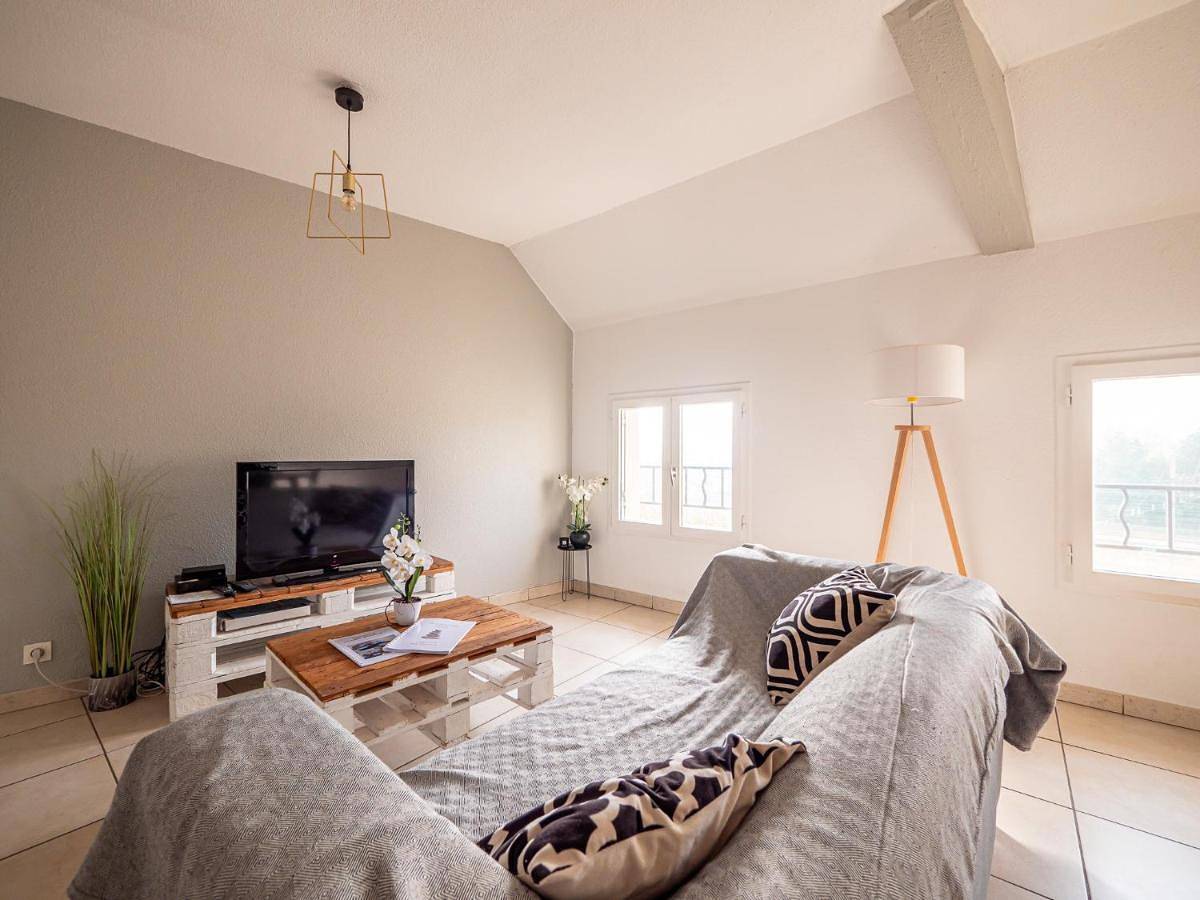 Appartement entier, Appartement Chaleureux avec 2 grandes chambres in Saint-Rambert-d'Albon, Région de Valence