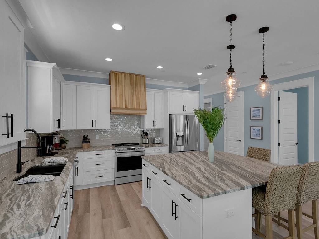 Steps to Beach * Private Pool * Plenty of Parking * 2 Living Rooms in Destin, Emerald Coast