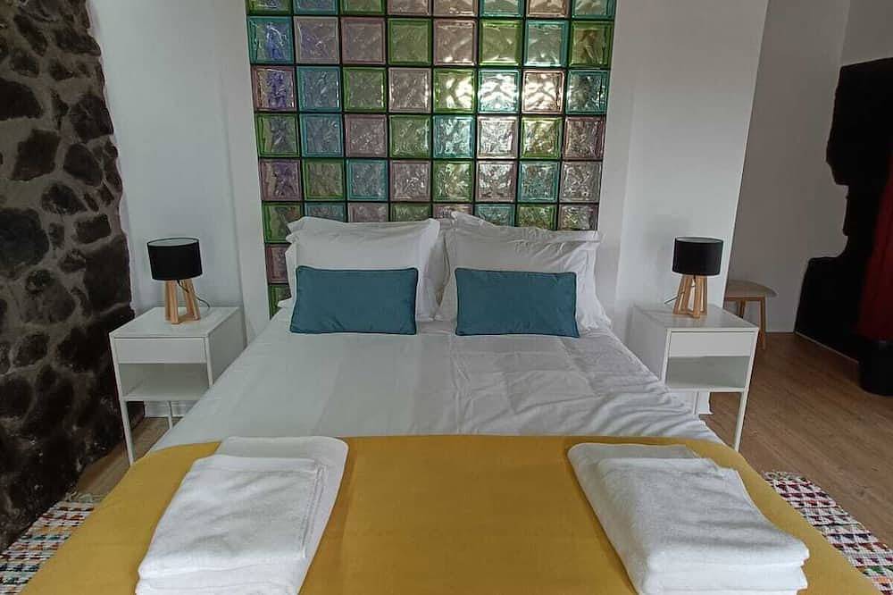 Apartamento inteiro, Casa do Poço - Little house, located in the heart of a calm and rural village.  in Santa Bárbara (Angra do Heroísmo), Terceira