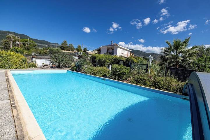 Villa mit pool für 6 Personen, mit Balkon und Whirlpool sowie Terrasse und Garten in San Remo