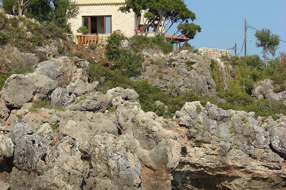 Pretty  seafront cottage in the center of Stoupa, minutes from the sandy beaches in Stoupa, Messenien