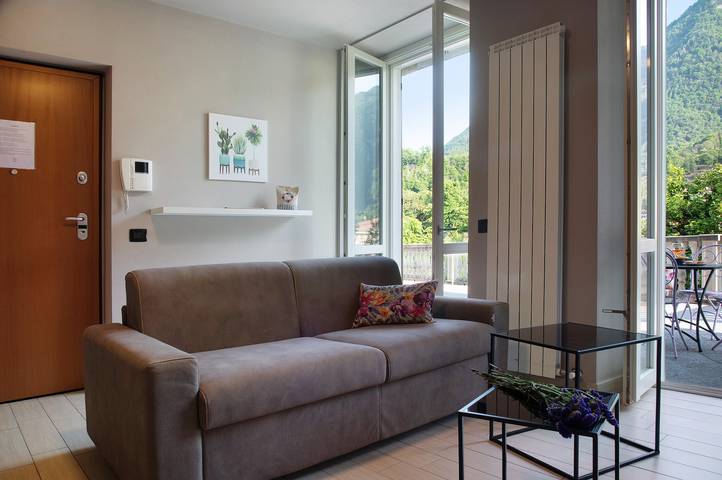 Apartamento inteiro, Apartamento "Il Sole Di Calde Lago Maggiore 504" com vista para o Lago, Varanda e Wi-Fi in Castelveccana, Lago Maggiore (Lombardia)