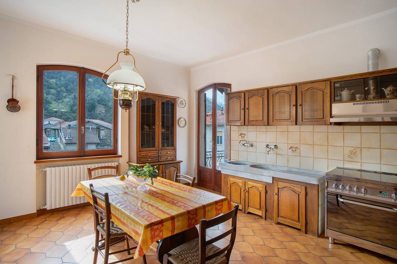 Apartamento entero, Apartamento 'Lilli' con vistas a la montaña, terraza privada y Wi-Fi in Pieve di Teco, Alpes Ligures
