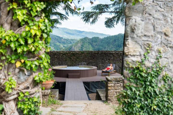 Gîte pour 2 personnes, avec piscine ainsi que jardin et jacuzzi à Camporgiano - 3