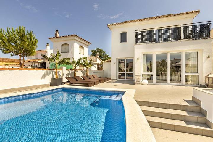 Villa pour 8 personnes, avec terrasse ainsi que jardin et vue à Empuriabrava