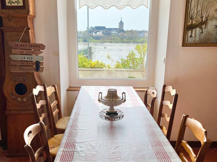 Familienhaus mit Terrasse und Blick auf die Loire in Saint-Denis-de-l'Hôtel, Loire-Tal