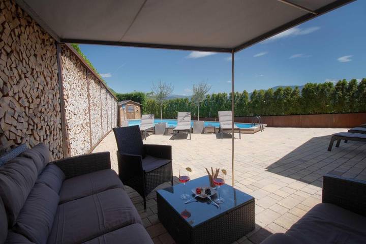Ferienwohnung für 6 Personen, mit Terrasse und Pool sowie Garten und Ausblick - 1