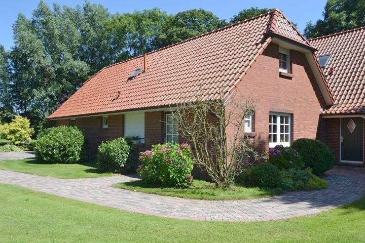 Ferienwohnung für 4 Personen, mit Terrasse und Garten sowie Seeblick und Ausblick in Stadland