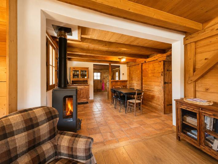 Acogedor chalet para 6-8 con estufa de leña y terraza soleada in Notre-Dame-de-Bellecombe, Albertville region