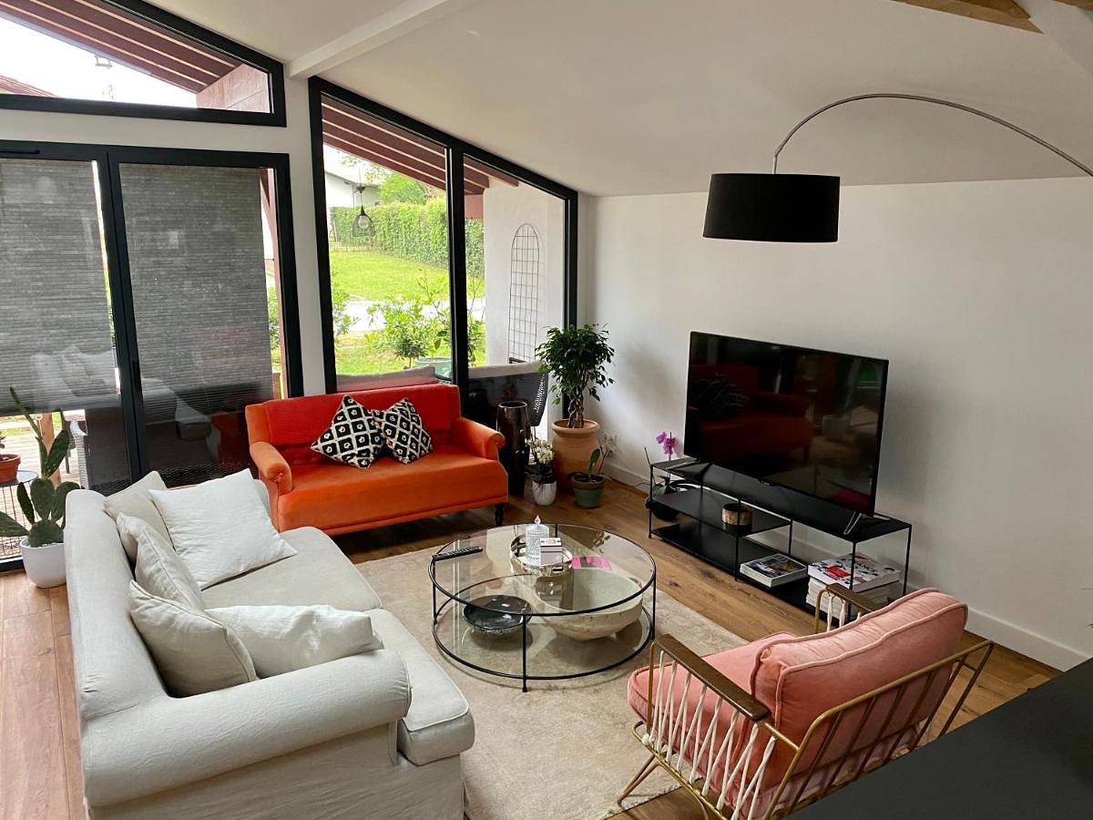 Appartement entier, One-Bedroom Apartment in Ustaritz, Région de Bayonne