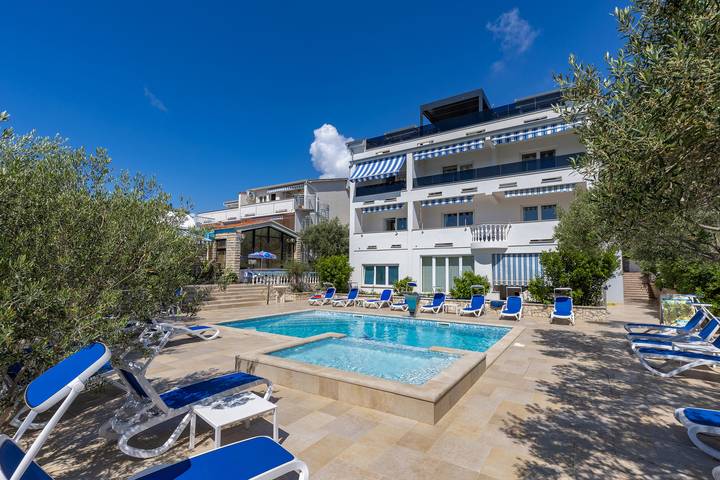 Gîte pour 4 personnes, avec piscine et balcon, animaux acceptés à Novalja - 2