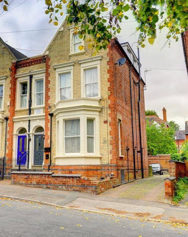 Entire holiday apartment, 2 Bed Flat - Sleeps 5 - Pets - Parking - Wifi in Leicester, Heart of England