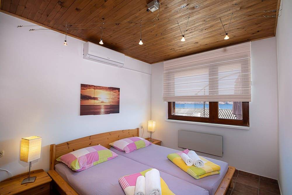 Ganze Wohnung, Haus Petra am Strand - schöne Aussicht in Cesarica, Naturpark Velebit