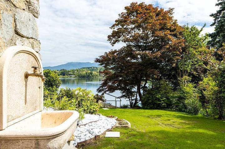 Luxury Villa, Swimming Pool, Private Beach, Sauna, Sleeps 8 - By Guestaly in Cadrezzate con Osmate, Varese Provinz