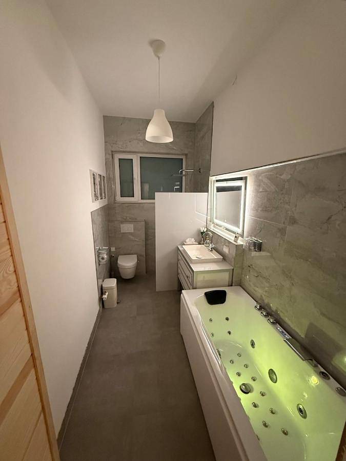 Ferienwohnung für 2 Personen, mit Balkon und Whirlpool sowie Terrasse und Garten in Blaustein