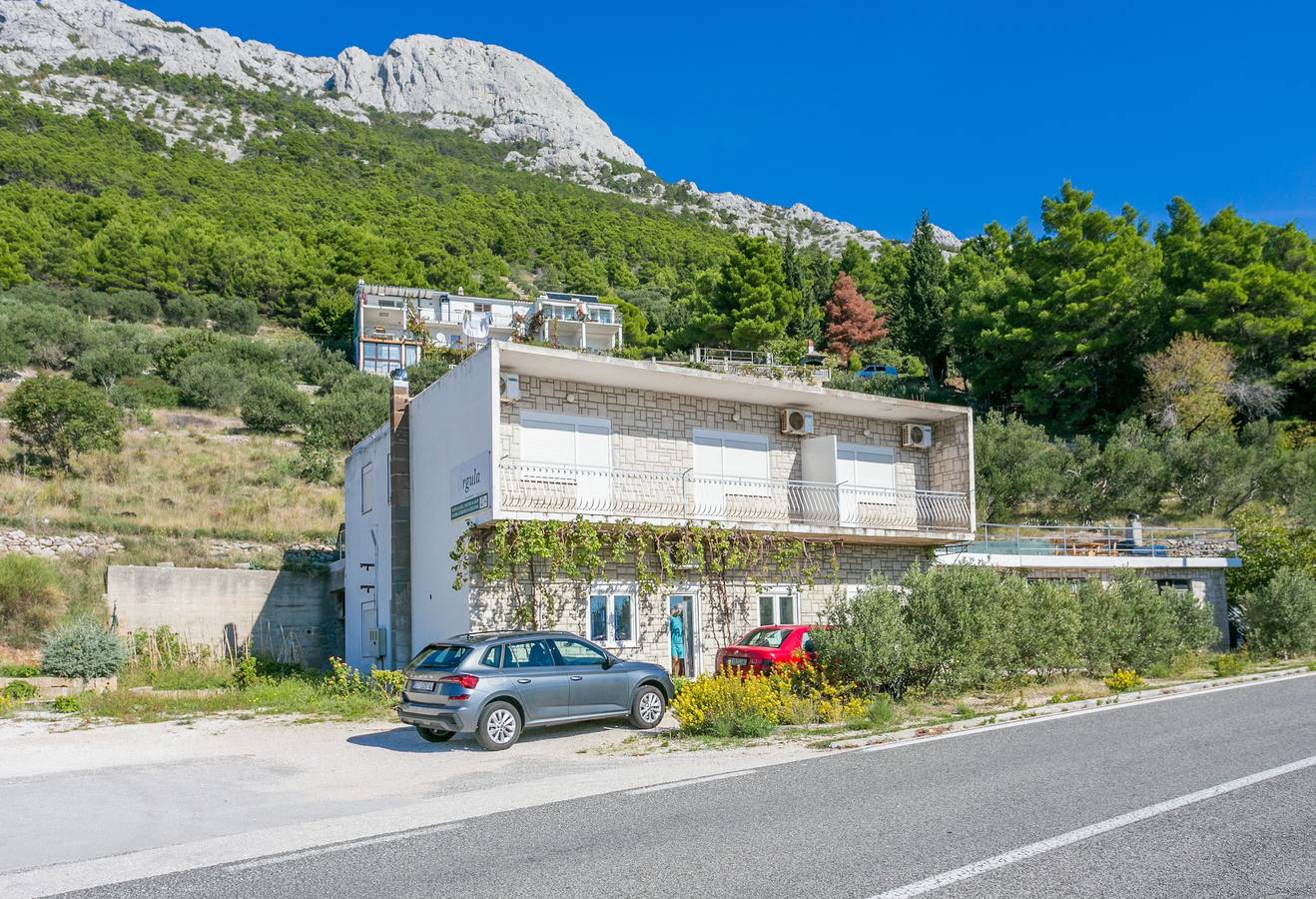 Ganze Wohnung, 1-Zimmer-Ferienwohnung mit Balkon und Meerblick Marusici, Omis A-954-b in Marusici, Split-Dalmatien