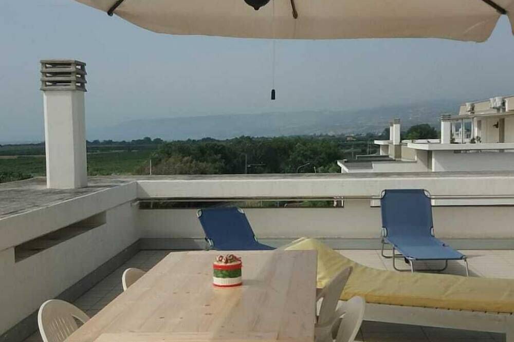 Entire apartment, Nova Siri marina: Penthouse with sea view, large terrace, Wi-Fi. Boat trips and fishing in Nova Siri, Gulf of Taranto