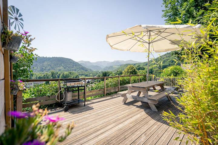 Gîte pour 4 personnes, avec Terrasse ainsi que Jardin et Vue à Chambon-sur-Lac