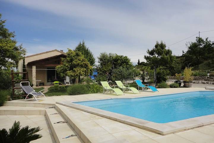 Location de vacances pour 2 personnes, avec piscine ainsi que jardin et terrasse à Gras