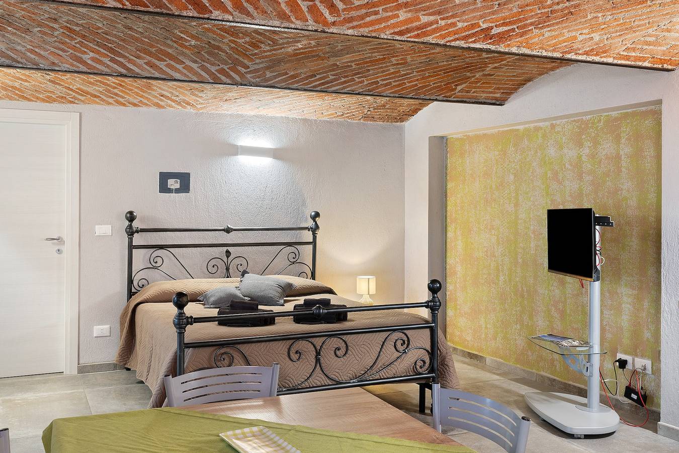 Appartement entier, Ferme « Al Campo Del Nocciolo Agriturismo » avec vue sur la montagne, Wi-Fi et climatisation in Busca, Province de Coni