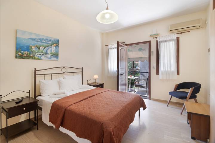 Entire studio, Studio Apartment 'Vaso' with Mountain View, Wi-Fi and Air Conditioning in Nikiana, Alexandros