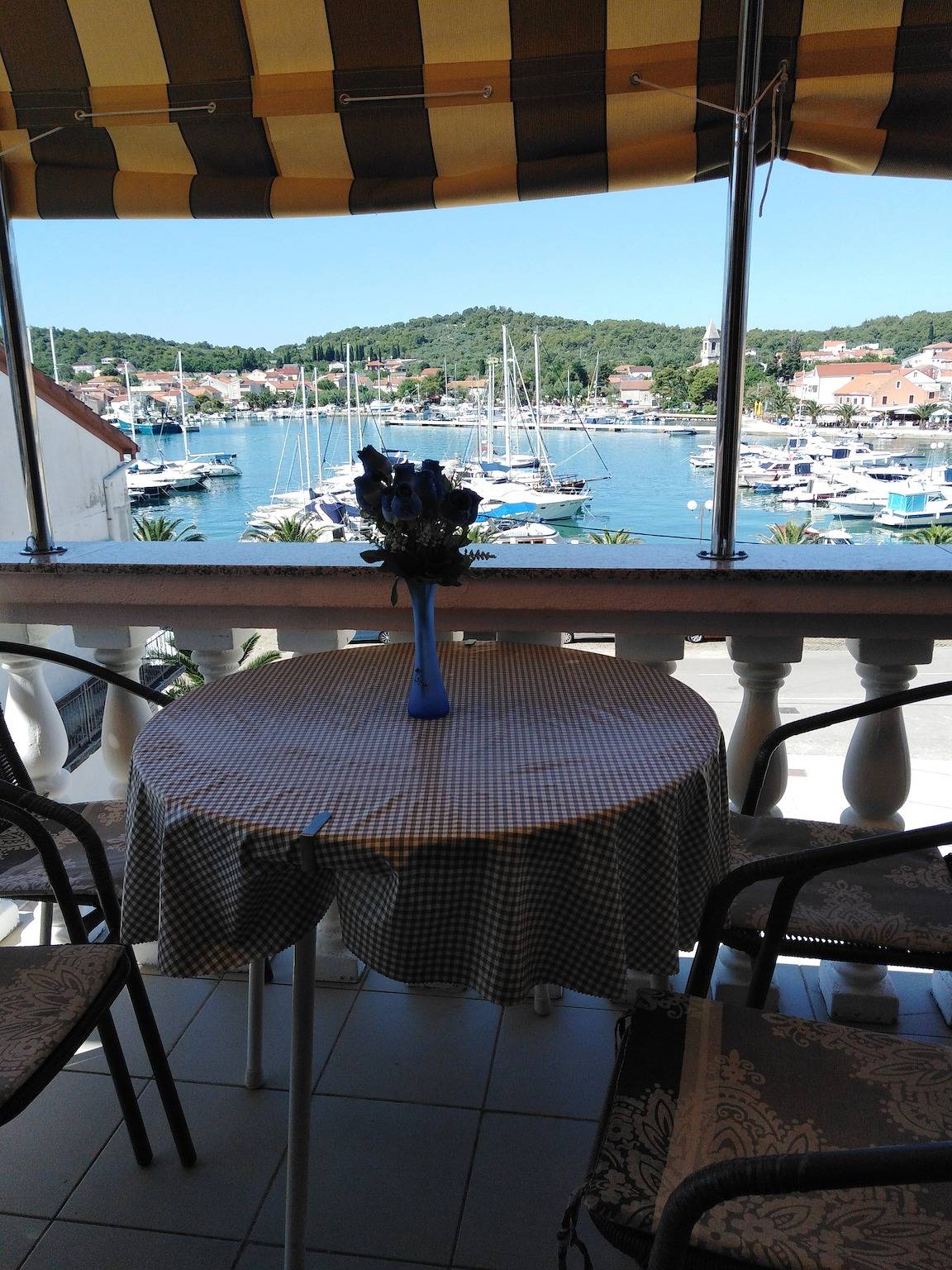 Ganze Wohnung, 1-Zimmer-Ferienwohnung mit Terrasse und Meerblick Kukljica, Ugljan A-8318-b in Kukljica, Insel Ugljan
