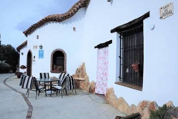 Chalet para 8 personas, con jacuzzi además de jardín y piscina en Comarca de Guadix