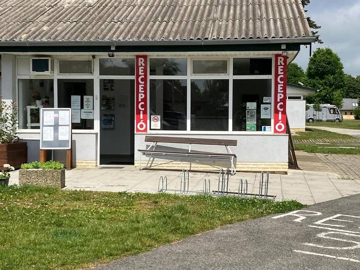 Camping für 3 Personen, mit Terrasse in Bük