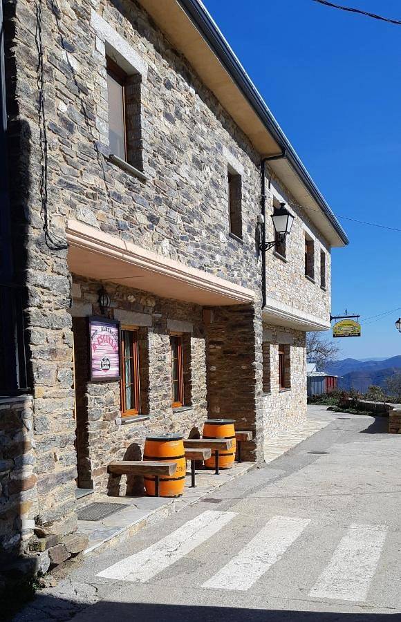 Location de vacances pour 2 personnes, avec terrasse et jardin à Vega de Valcarce