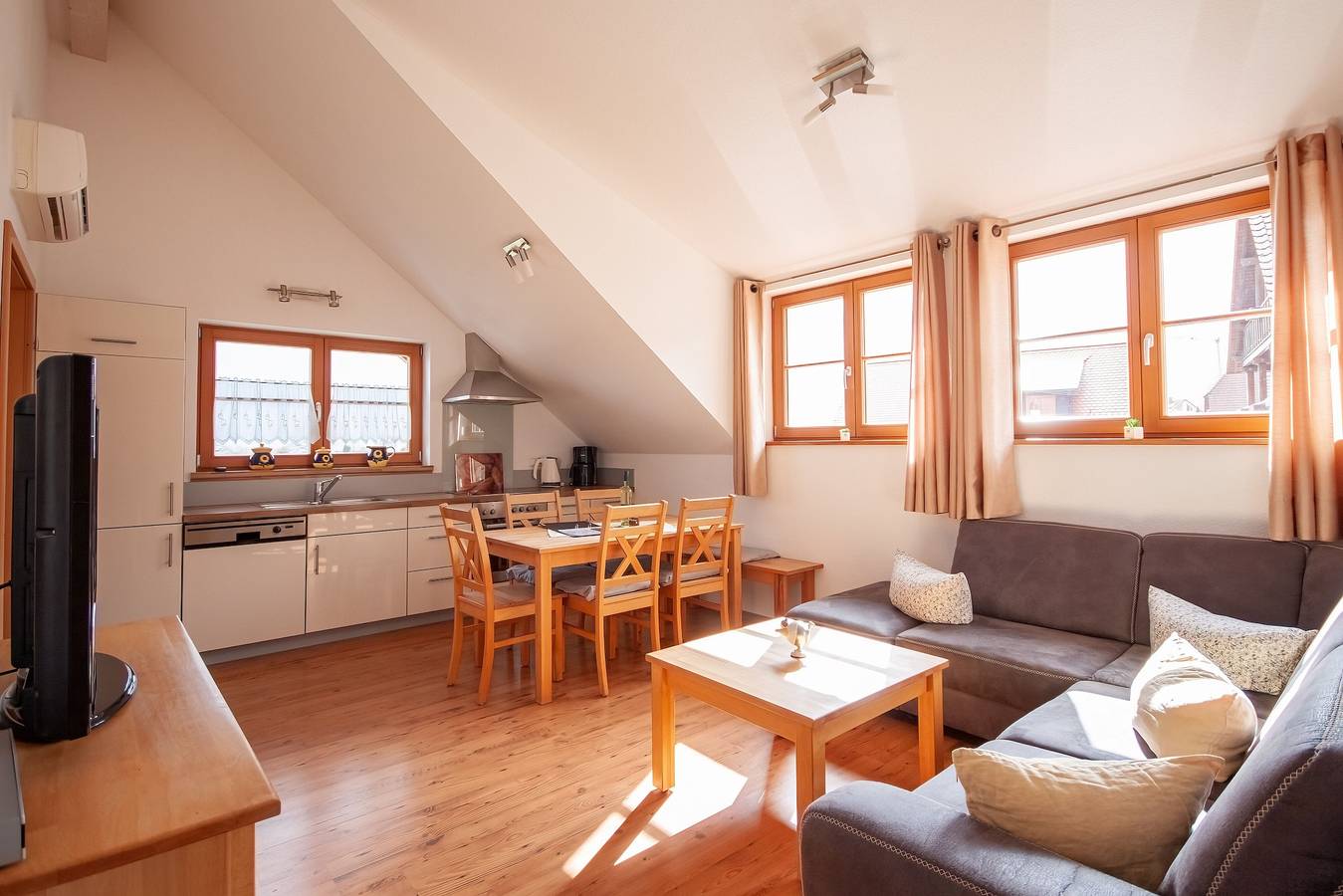 Ganze Wohnung, Apartment 'Alpenblick' mit Seeblick, Gemeinschaftsterrasse und Wlan in Meersburg, Region Bodensee-Oberschwaben