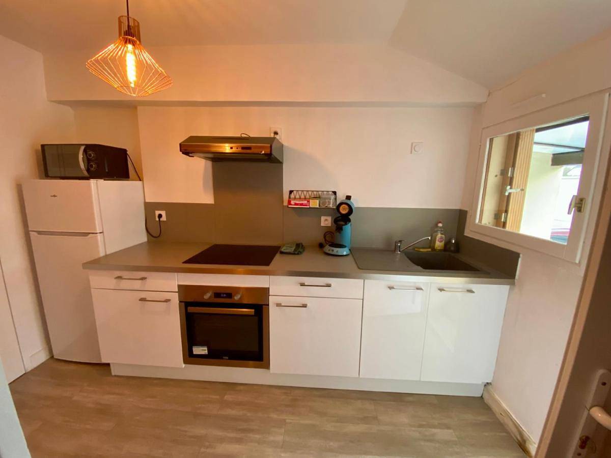 Maison ville T2 quartier calme Parking Gratuit in Saint-Julien-les-Villas, Aube
