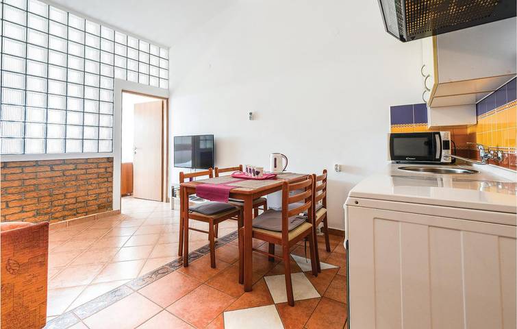 Apartamento vacacional entero, Acogedor apartamento con vistas al mar, terraza, aparcamiento y cocina cerca de Mandre in Mandre, Pag