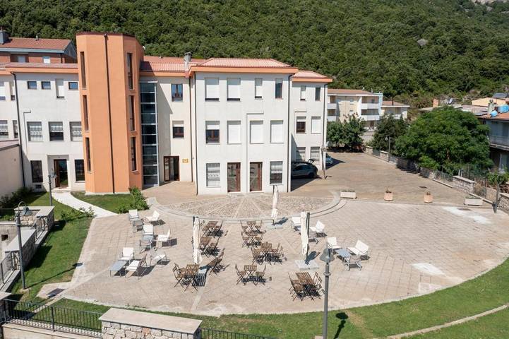 Hôtel, avec Terrasse ainsi que Jardin et Vue à Òsini