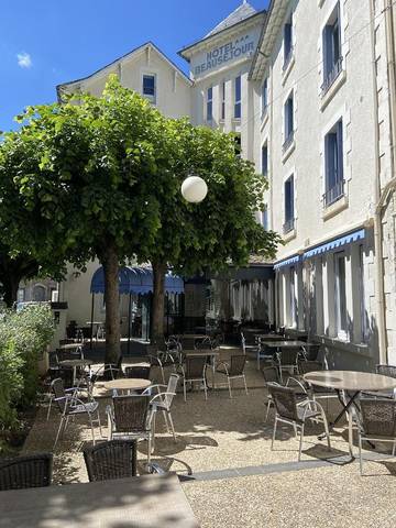Hôtel pour 2 personnes, avec jardin et piscine, animaux acceptés à Vic-sur-Cère
