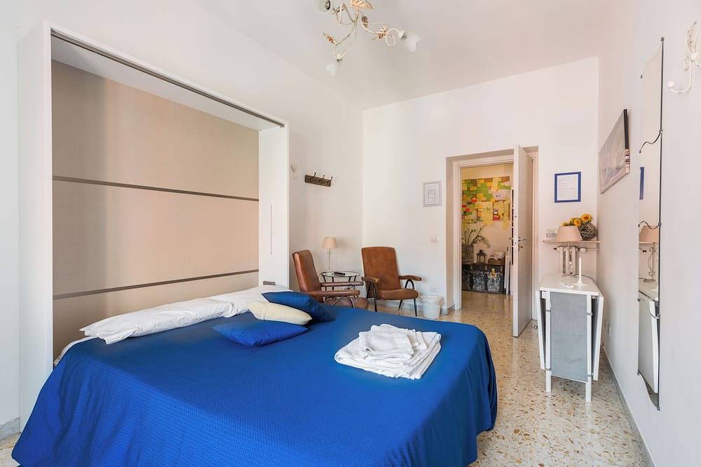 Entire apartment, Large apartment with Wi-Fi and terrace in Rome, Rome Province