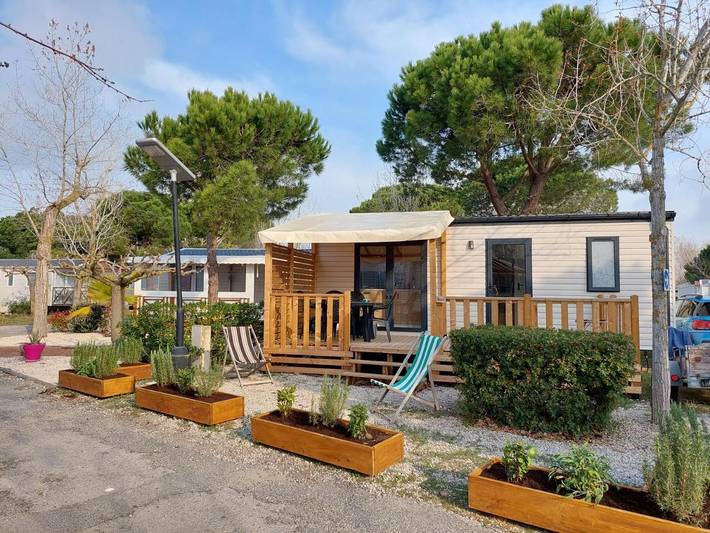 Camping pour 4 personnes, avec Terrasse ainsi que Bassin pour enfant et Piscine dans Plage de l'Espiguette