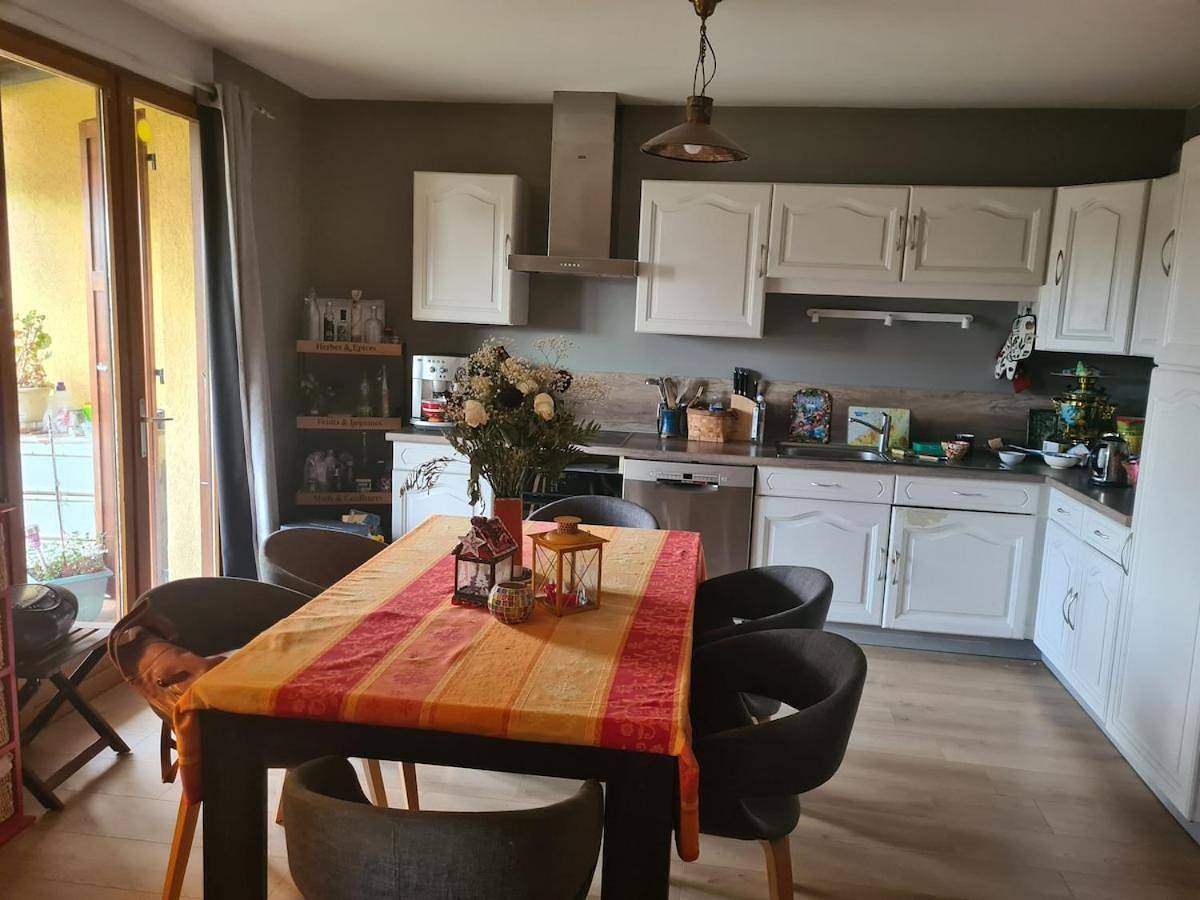 Appartement entier, Large 4-room apartment between Switzerland and France in Prévessin-Moëns, Gex
