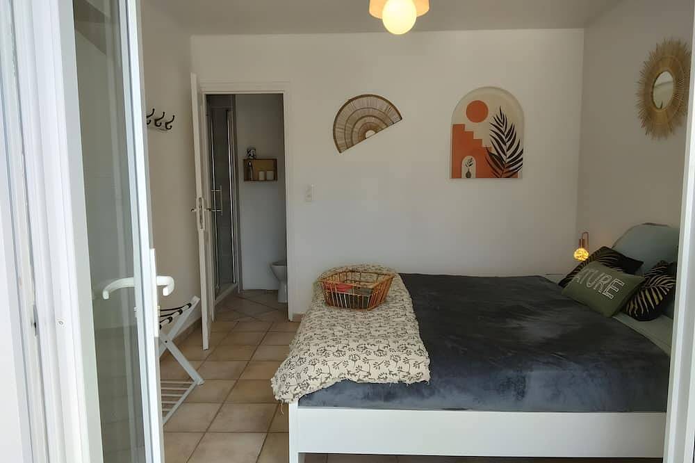 Guest Room 'A L'ombre Des Amandiers - Room 1' with Shared Pool, Communal Garden and Wi-Fi in Saint-Martin-d'Ardèche, Gorges de l’Ardèche