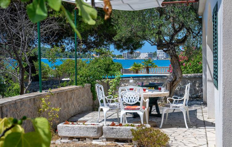 Apartment mit Meerblick, Wifi, AC, Parkplatz und Terrasse - 2km zum Strand in Rogoznica, Šibenik-Knin