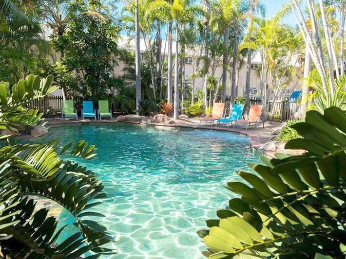 Hotel para 3 personas, con jardín y piscina - 1