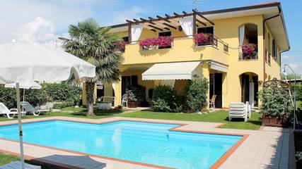 Ferienhaus für 4 Personen, mit Garten und Pool sowie Balkon in Lazise