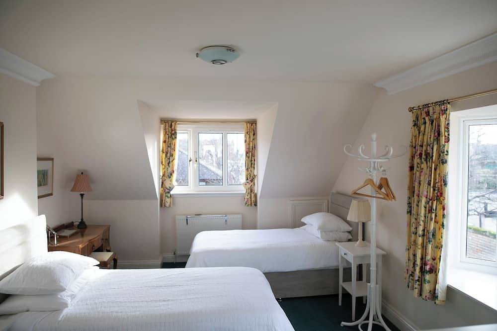 Beautiful Family Home a few steps from Royal Troon Golf Club and the Troon beach in Troon, Firth Of Clyde