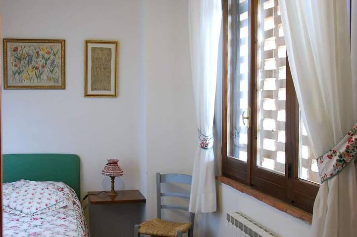 Agriturismo per 5 persone, con terrazza e piscina nonché giardino in Castelfiorentino