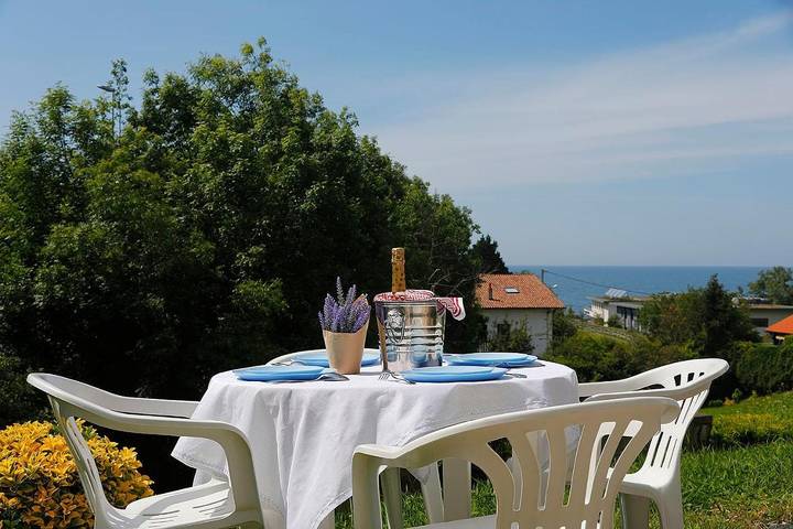Gîte pour 5 personnes, avec terrasse et vue dans Plage Des 2 Jumeaux Hendaye